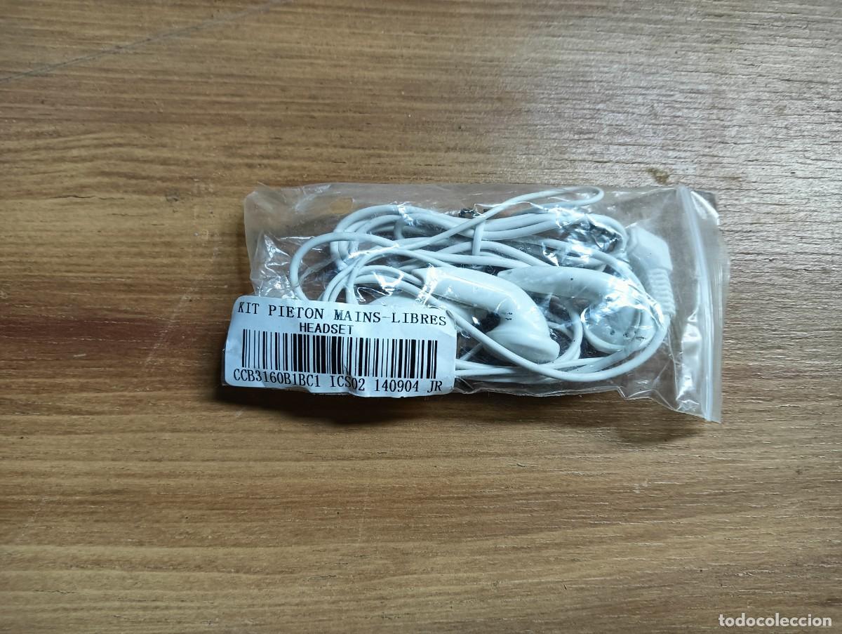 Segunda mano: AURICULARES MANOS LIBRES CON CABLE Y MICR&Oacute;FONO &ndash; BLANCOS &ndash; 1,5 METROS