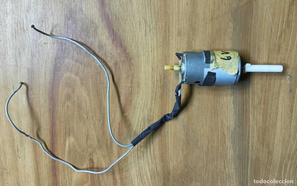 Segunda mano: MOTOR EL&Eacute;CTRICO DC PEQUE&Ntilde;O &ndash; TIPO 380/390 &ndash; CON EJE Y ENGRANAJE BLANCO &ndash; 3V/6V