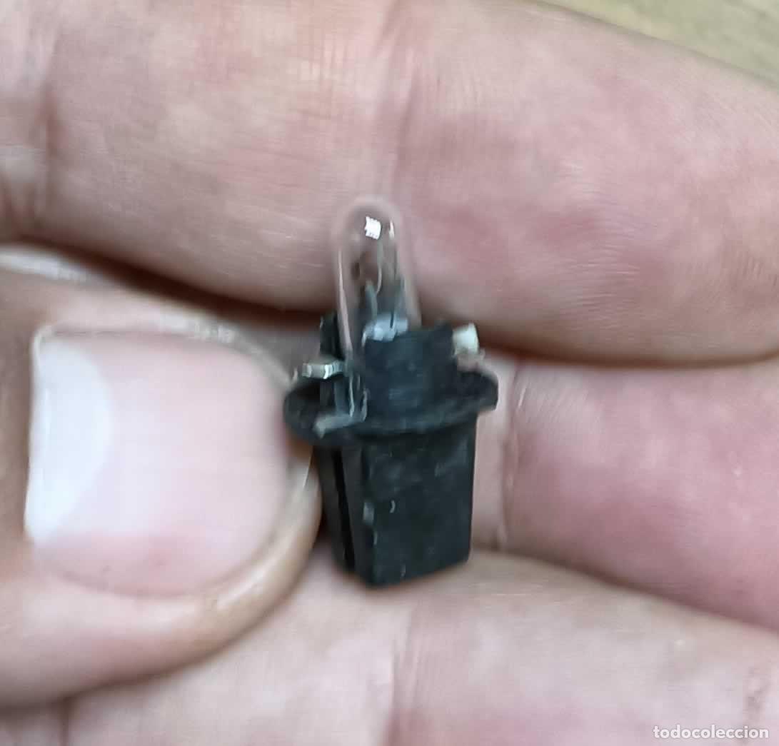 Segunda mano: BOMBILLA MINIATURA CON CASQUILLO DE PL&Aacute;STICO &ndash; TIPO B8.5D / BAX &ndash; PARA AUTOMOCI&Oacute;N Y M&Aacute;QUINAS RECREAT