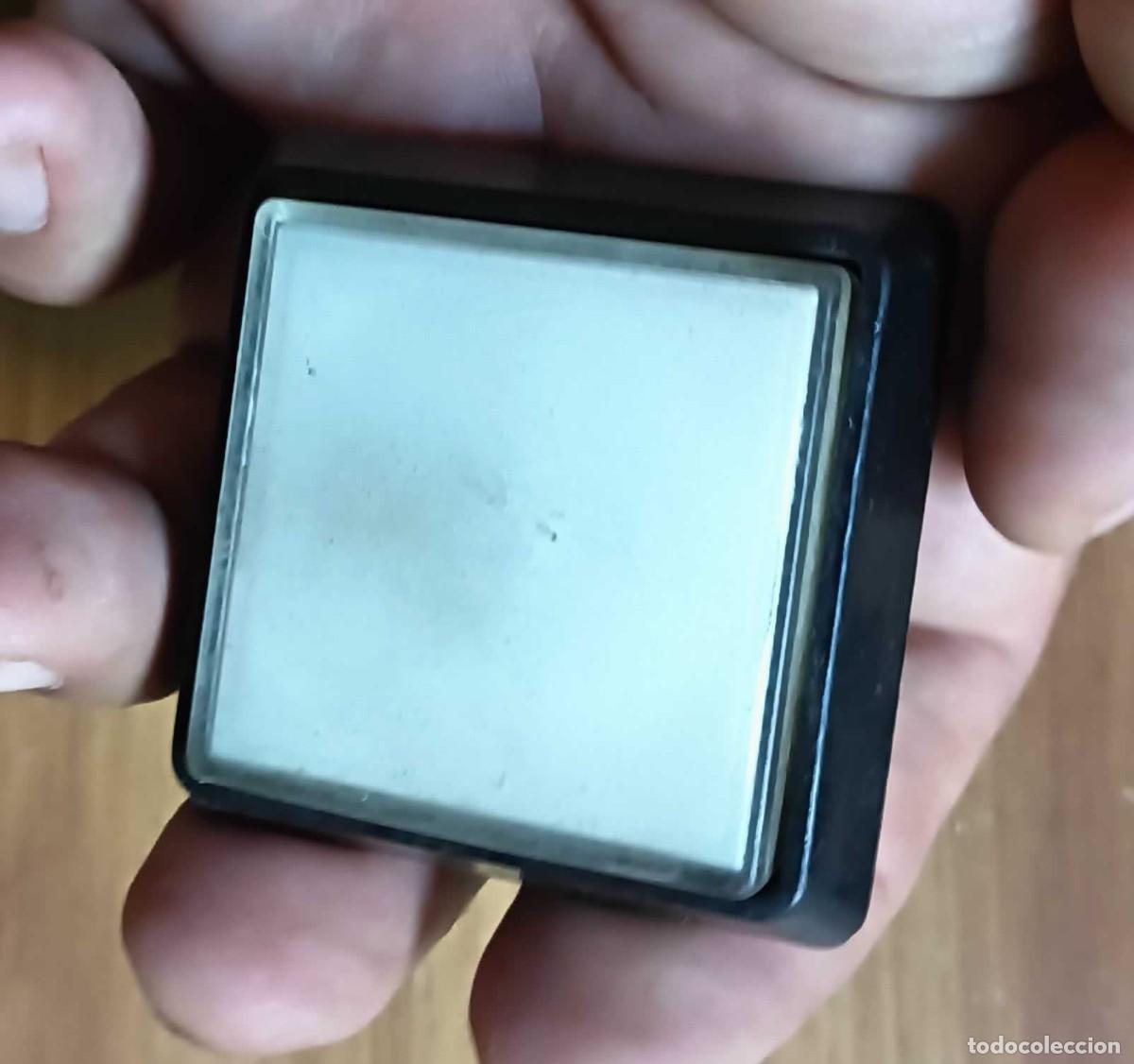 Segunda mano: PULSADOR LUMINOSO CUADRADO CON FRONTAL TRANSL&Uacute;CIDO Y CARCASA NEGRA - PIEZA DE M&Aacute;QUINA RECREATIVA A&Ntilde;O