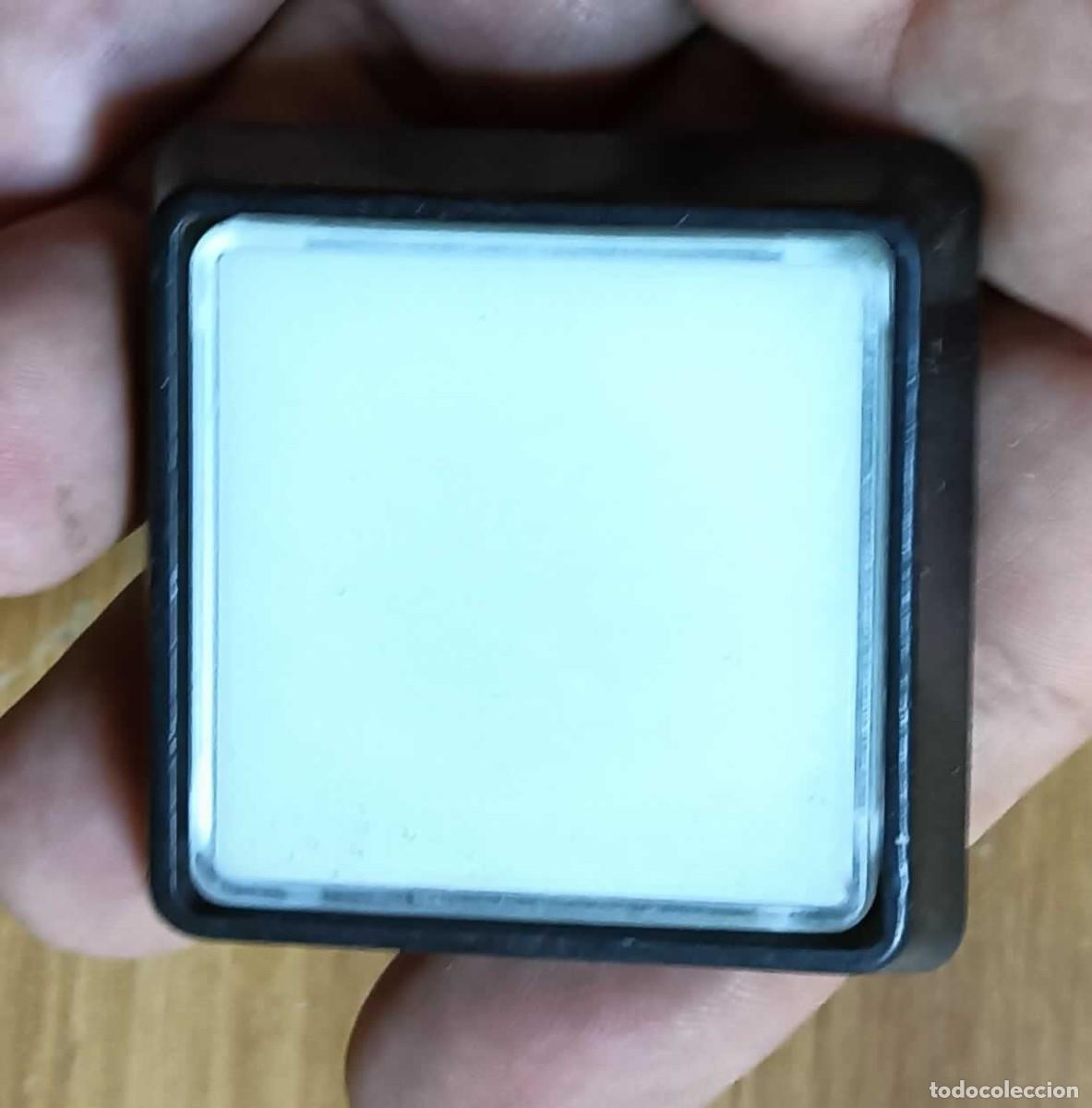 Segunda mano: PULSADOR LUMINOSO CUADRADO CON FRONTAL TRANSL&Uacute;CIDO Y CARCASA NEGRA - PIEZA DE M&Aacute;QUINA RECREATIVA A&Ntilde;O