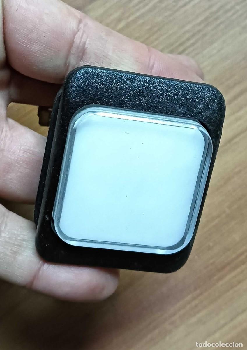 Segunda mano: PULSADOR LUMINOSO CUADRADO CON MICROINTERRUPTOR Y TERMINALES FASTON - FRONTAL TRANSL&Uacute;CIDO -