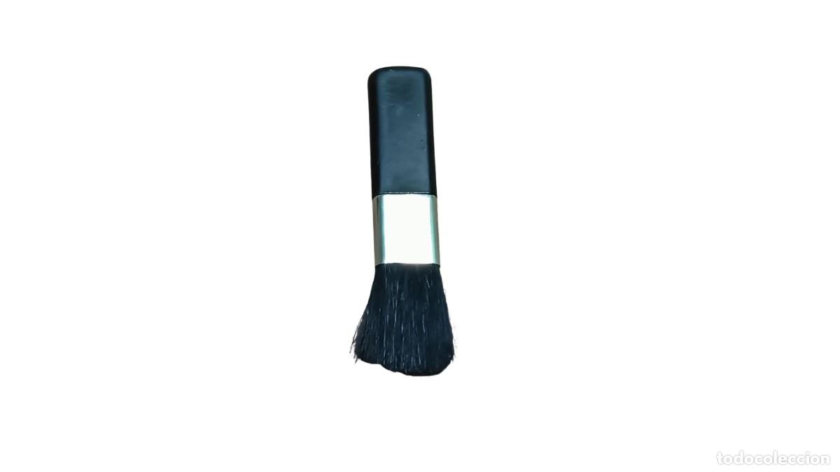 Segunda mano: MINI BROCHA DE MAQUILLAJE MULTIUSOS - CERDAS SINT&Eacute;TICAS NEGRAS Y VIROLA MET&Aacute;LICA