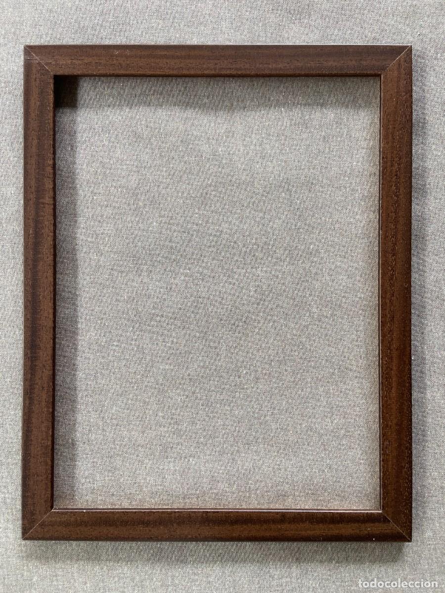 Segunda mano: Marco madera te&ntilde;ido Nogal Plano - 46,5 x 36,5 cm