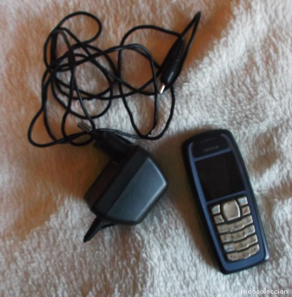 Segunda mano: Antiguo tel&eacute;fono NOKIA de teclas con su cargador original