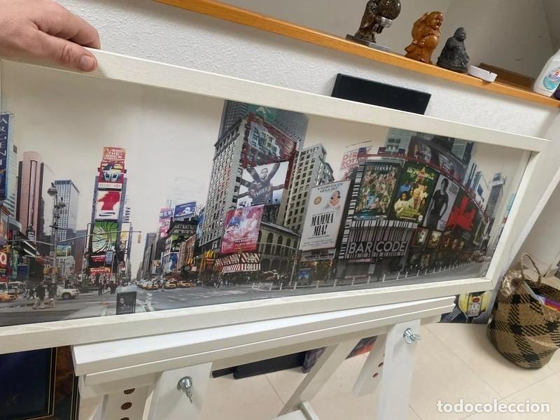 Segunda mano: Cuadro panor&aacute;mico de Times Square con marco blanco