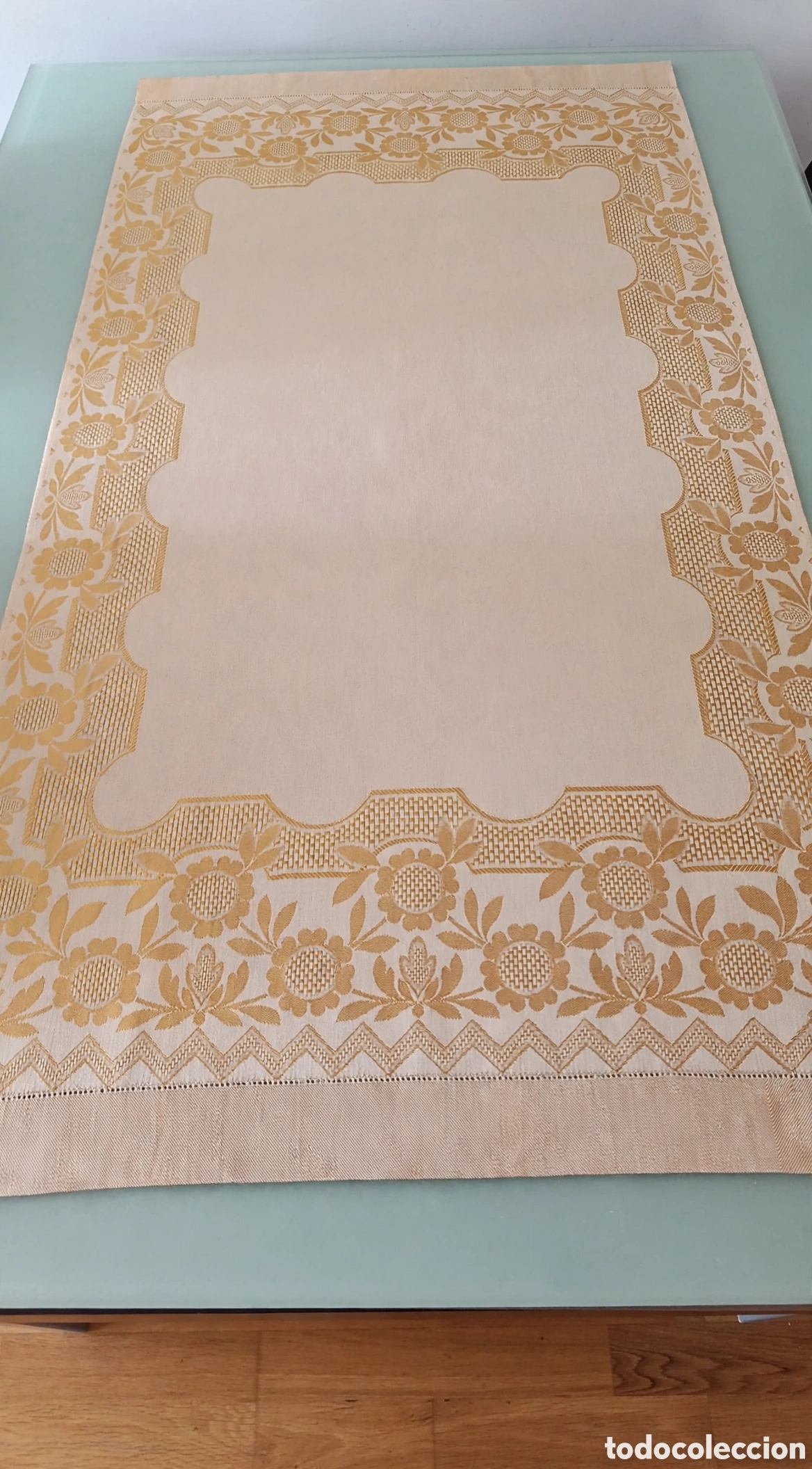 Segunda mano: Camino de mesa vintage beige y dorado