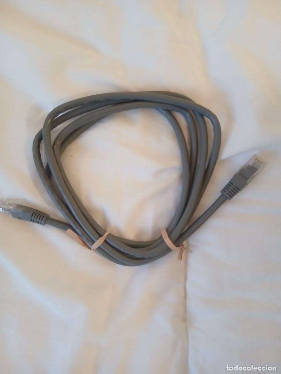 Segunda mano: Cable de red Ethernet en color gris, con conectores est&aacute;ndar en ambos extremos.