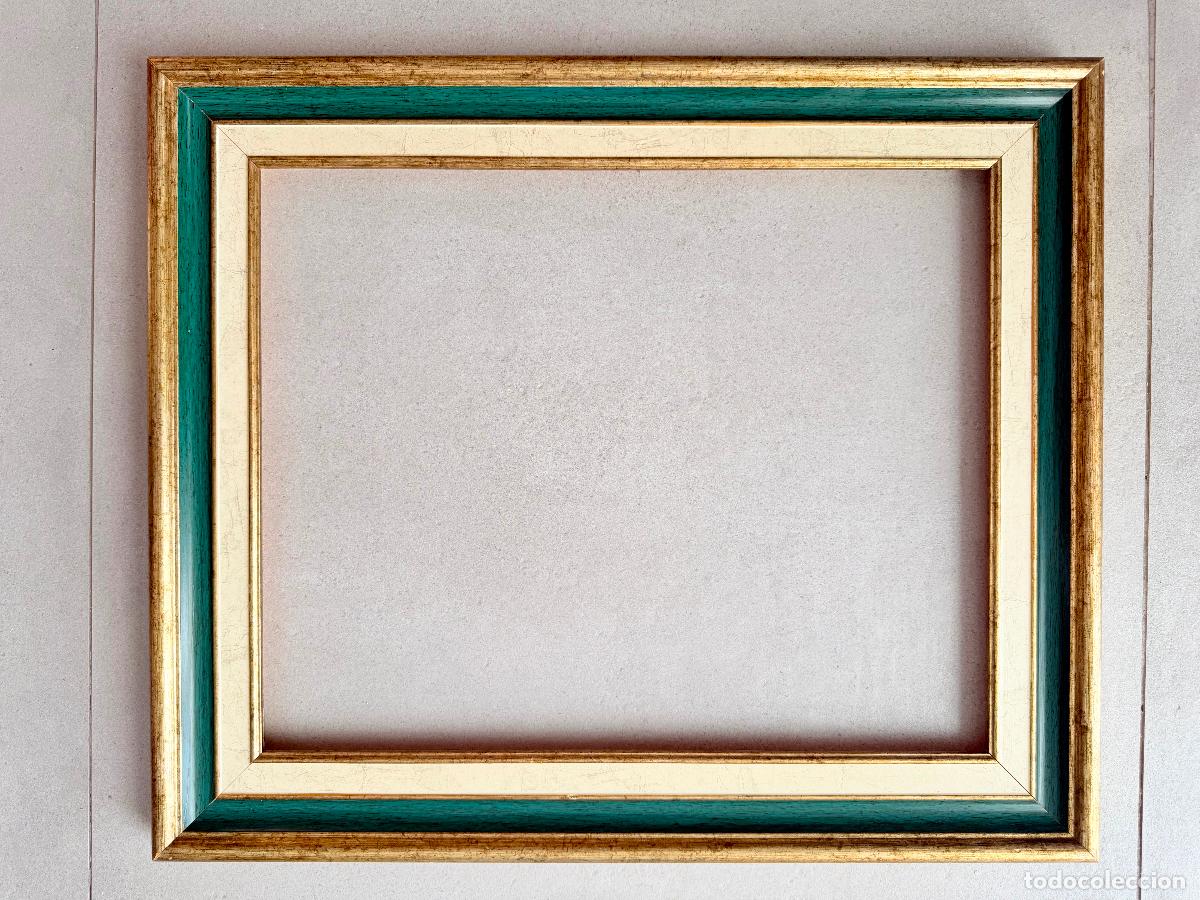 Segunda mano: Marco de madera en tonos dorados y verde oscuro. 51 X 33,5 X 3 cm
