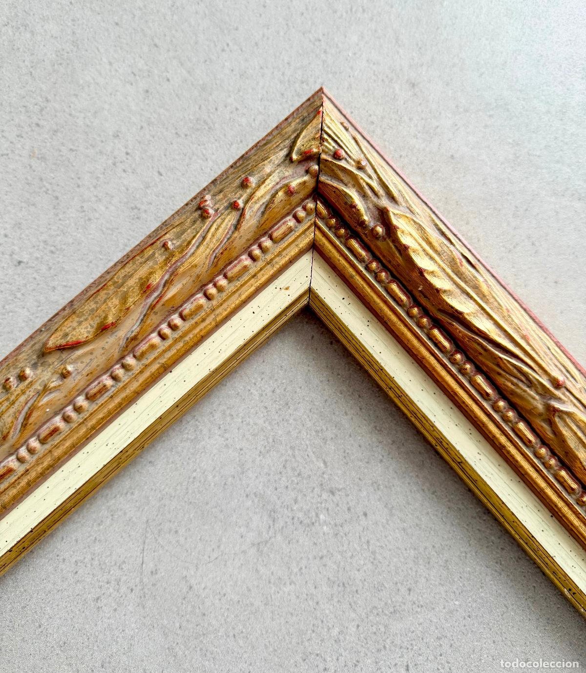 Segunda mano: Marco de madera en tono dorados y estilo barroco 37 x 32 x 4cm (Son dos molduras)