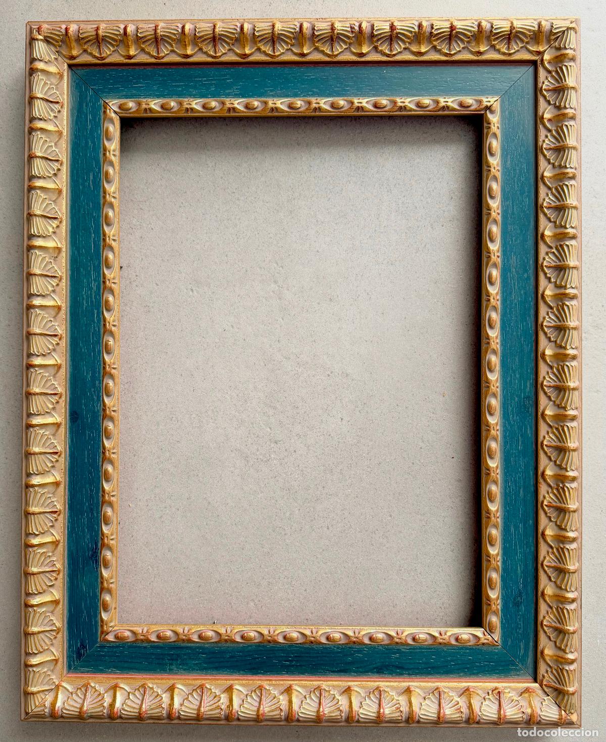 Segunda mano: Marco de madera en tono dorados y verde oscuro 43,5 X 34 X 3 cm