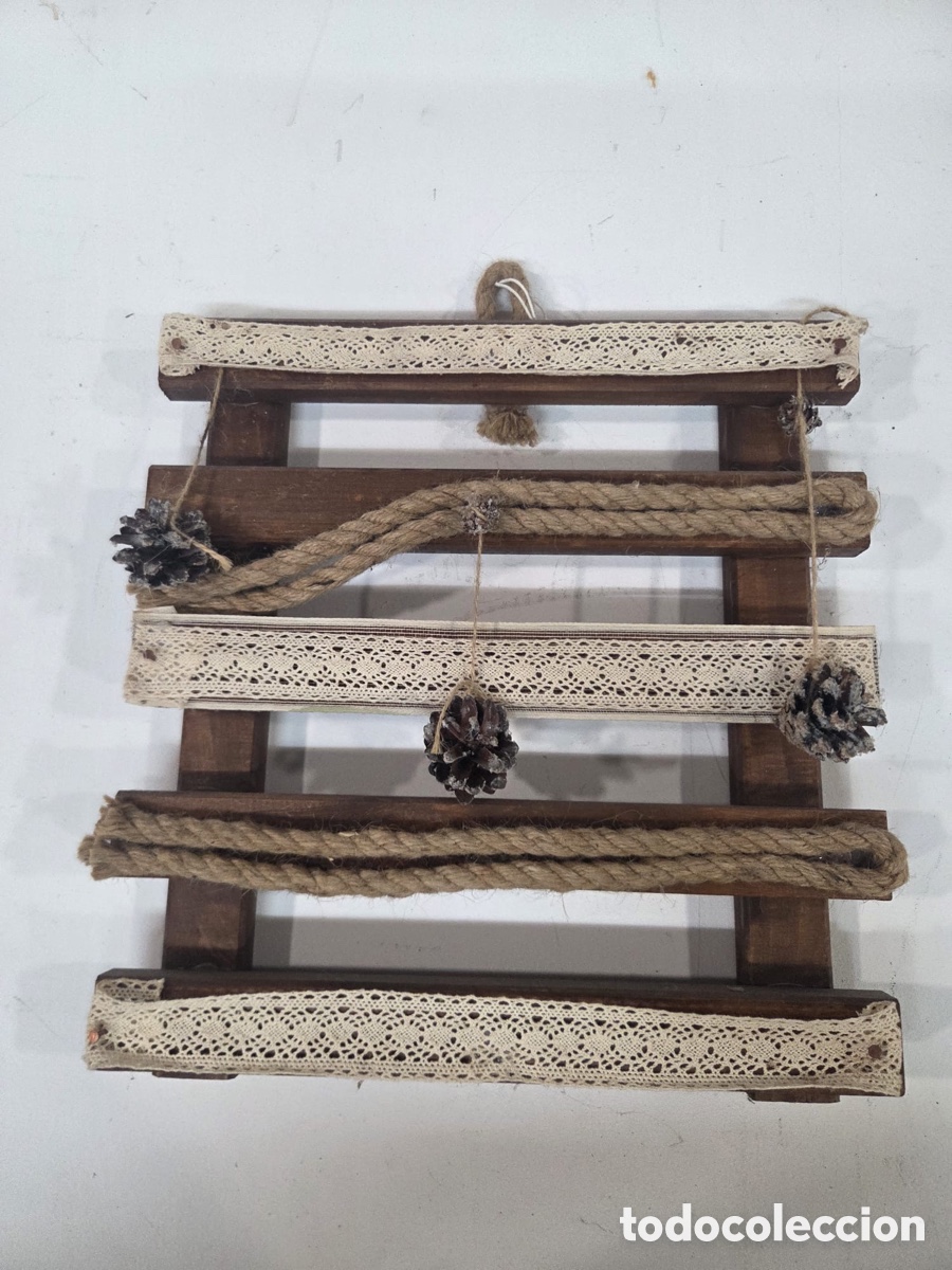 Segunda mano: Adorno de Pared R&uacute;stico de Madera, Cuerda de Yute y Pi&ntilde;as (Estilo R&uacute;stico / Navide&ntilde;o)