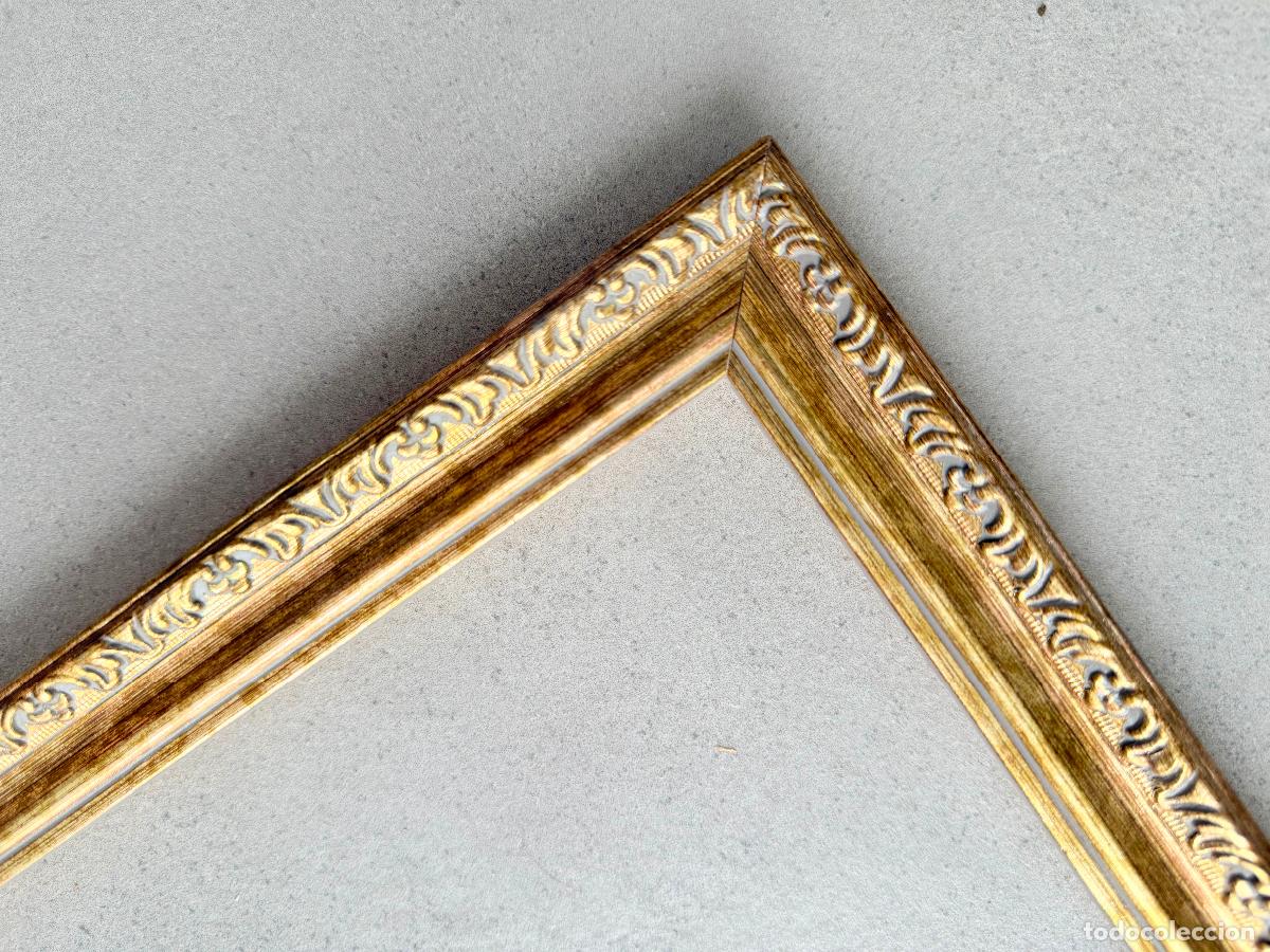 Segunda mano: Marco de madera en tonos bronce 44 x 34,5 x 2 cm perfil