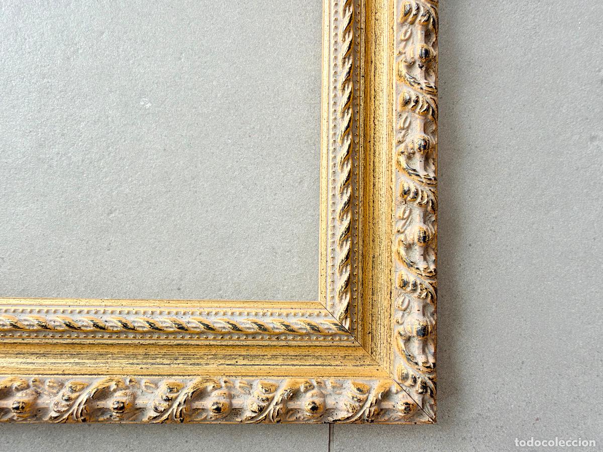 Segunda mano: Marco de madera de estilo cl&aacute;sico dorado envejecido 54,5 x 46,5 x 2,5 cm perfil