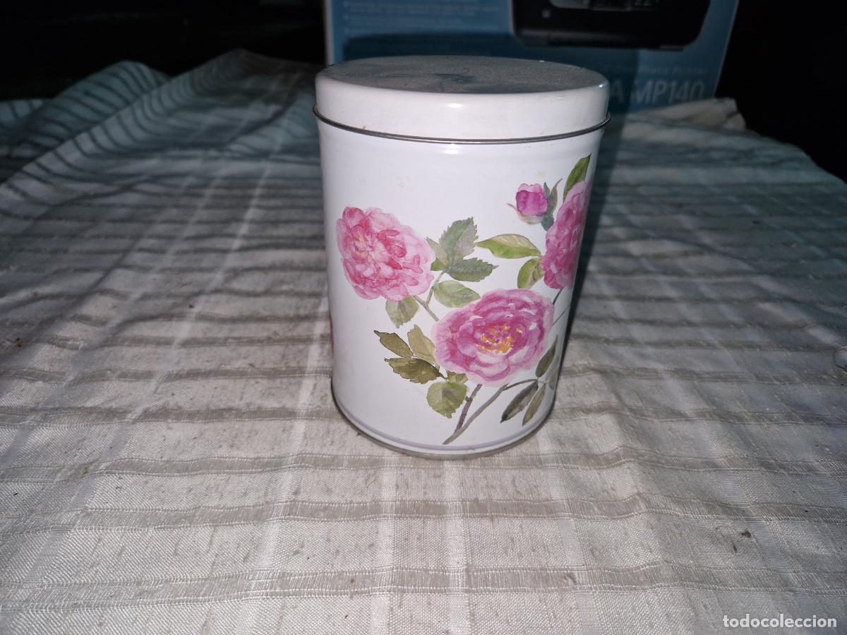 Segunda mano: BONITA LATA. COLOR BLANCA. DISE&Ntilde;O DE FLORES.