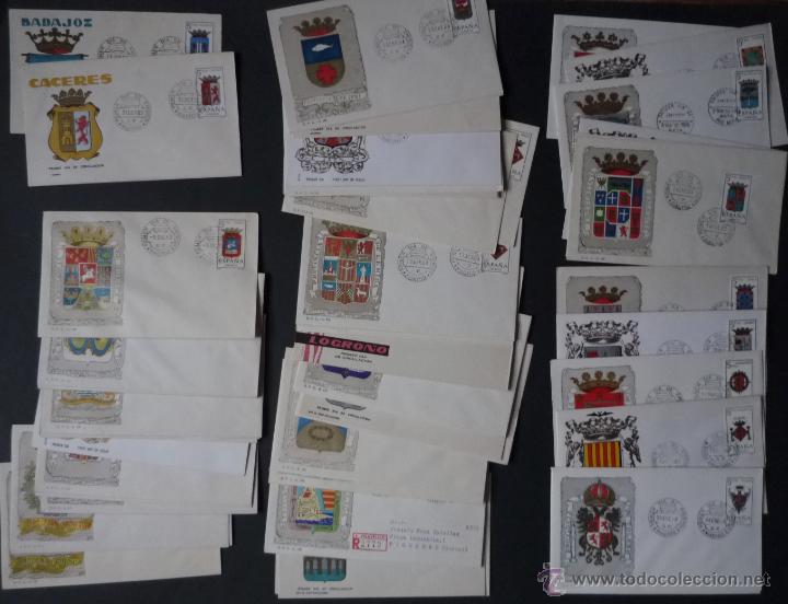 Sellos: 52 sobres primer d&iacute;a escudos - Foto 1
