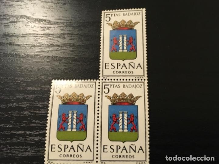 Sellos: Edifil 1411 - Escudo Badajoz bloque de 3 - Foto 1