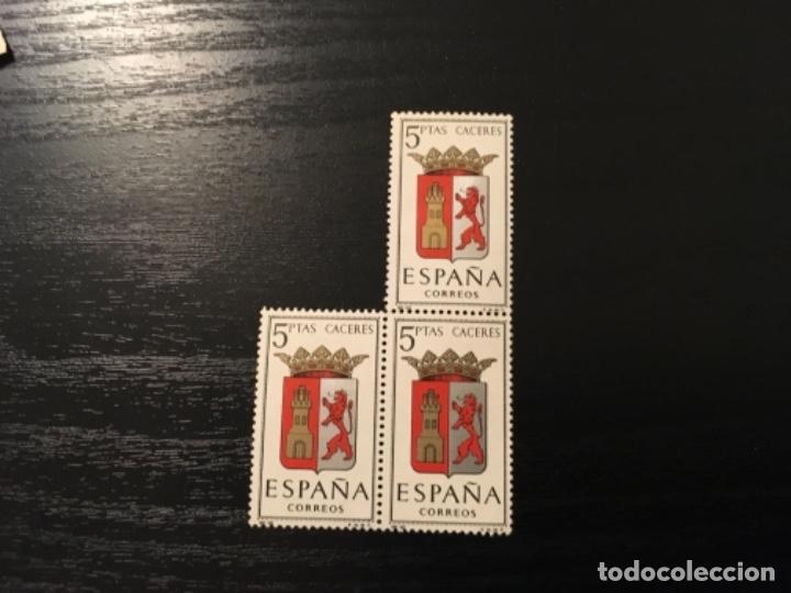Sellos: Edifil 1415 - Escudo C&aacute;ceres bloque de 3 - Foto 1