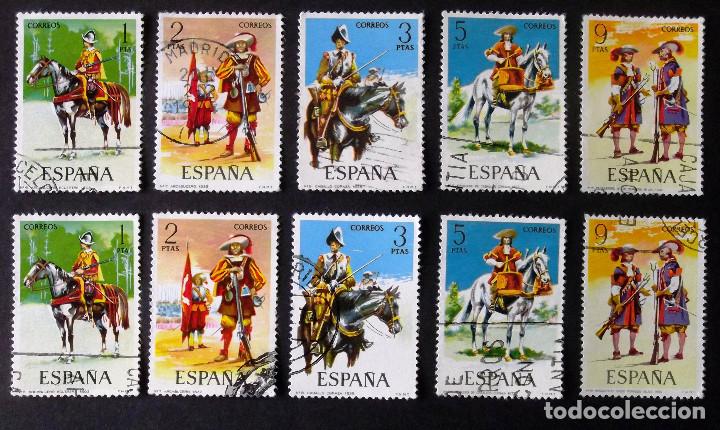 Sellos: 2167-71, DOS SERIES EN USADO. UNIFORMES. - Foto 1