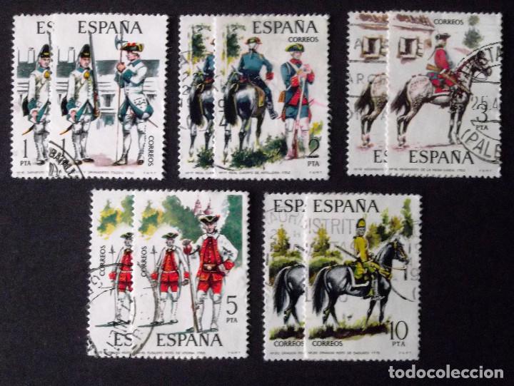 Sellos: 2236-40, DOS SERIES EN USADO. UNIFORMES. - Foto 1