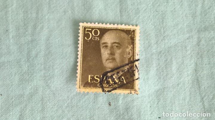 Sellos: GENERAL FRANCO 50 CENTIMOS PESETA 1955 USADO.doblado , con charnela