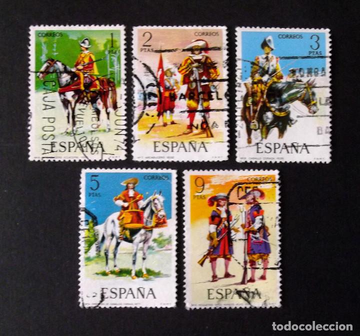 Sellos: 2167-71, SERIE USADA. UNIFORMES. - Foto 1