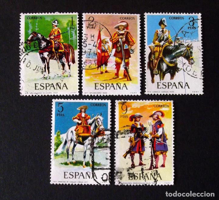 Sellos: 2167-71, SERIE USADA. UNIFORMES. - Foto 1