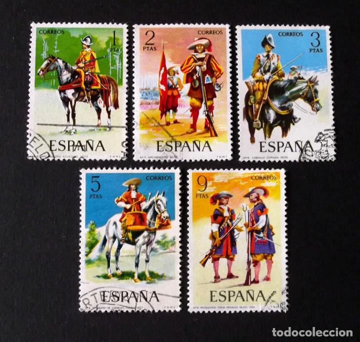 Sellos: 2167-71, SERIE USADA. UNIFORMES. - Foto 1