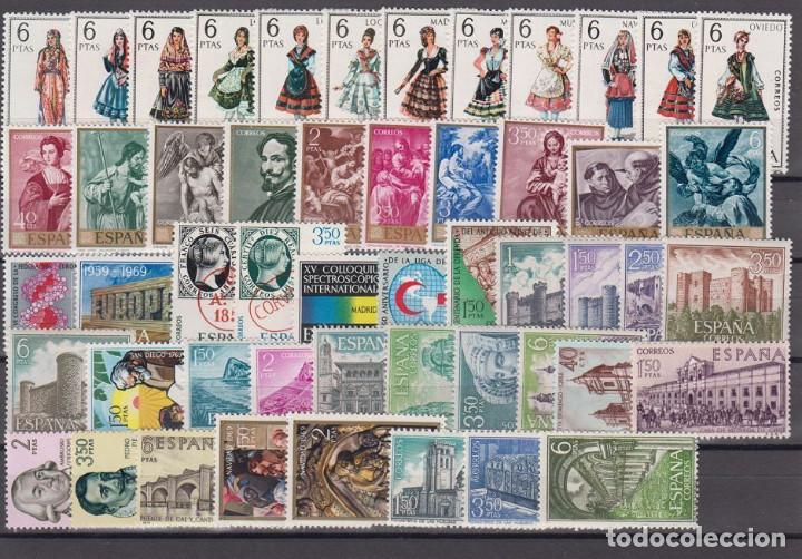 Sellos: ESPA&Ntilde;A. A&Ntilde;O 1969 COMPLETO. NUEVO SIN CHARNELA. CON TRAJES (720)