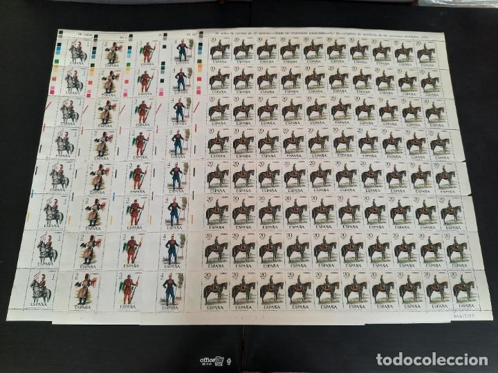 Sellos: Pliegos de sellos uniformes militares 1977 - Foto 1