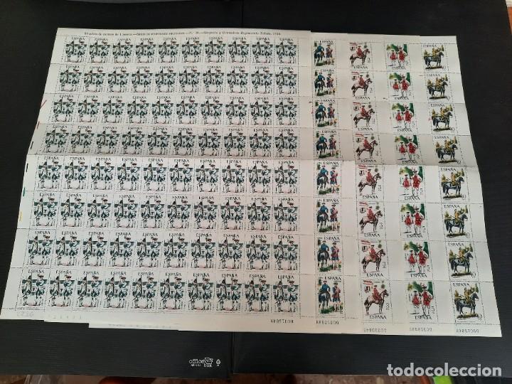 Sellos: Pliegos de sellos uniformes militares 1975 - Foto 1