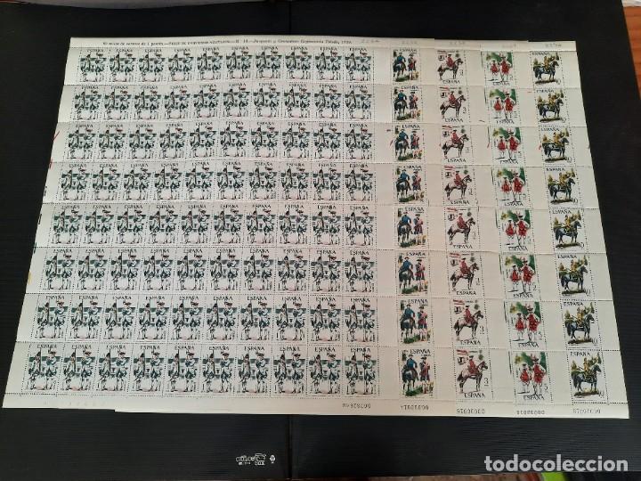 Sellos: Pliegos de sellos uniformes militares 1975 - Foto 1
