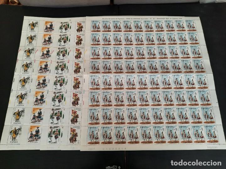 Sellos: Pliegos de sellos uniformes militares 1974 - Foto 1