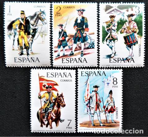 Sellos: Espa&ntilde;a 1974 Uniformes Militares - Foto 1