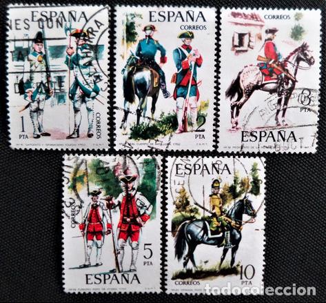 Sellos: Espa&ntilde;a 1975 Uniformes Militares - Foto 1