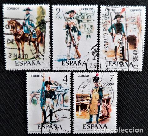 Sellos: Espa&ntilde;a 1975 Uniformes Militares - Foto 1