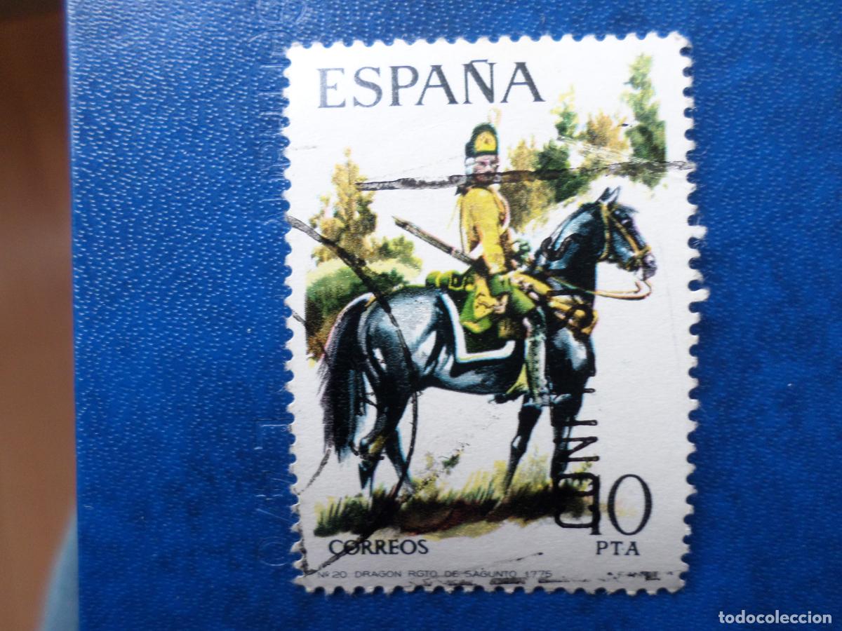 Sellos: 1975, uniformes militares,edifil 2240 - Foto 1