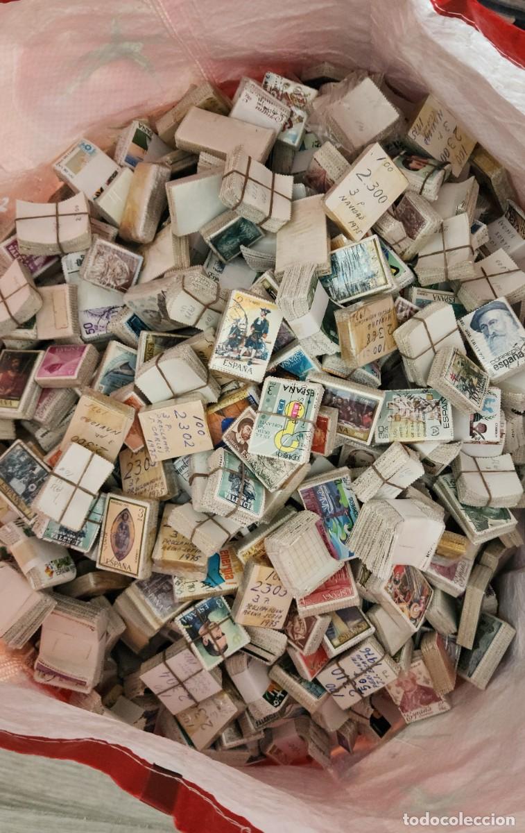 Sellos: 7,8 kilos PASTILLAS sellos usados conmemorativos de Espa&ntilde;a Correos a&ntilde;os 60, 70 y 80 Kiloware Kg