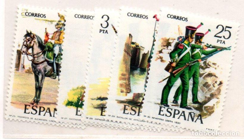 Sellos: SERIE SELLOS ESPA&Ntilde;A REY 1976 UNIFORMES NUEVOS EDIFIL N&ordm; 2350-54 COMPLETA