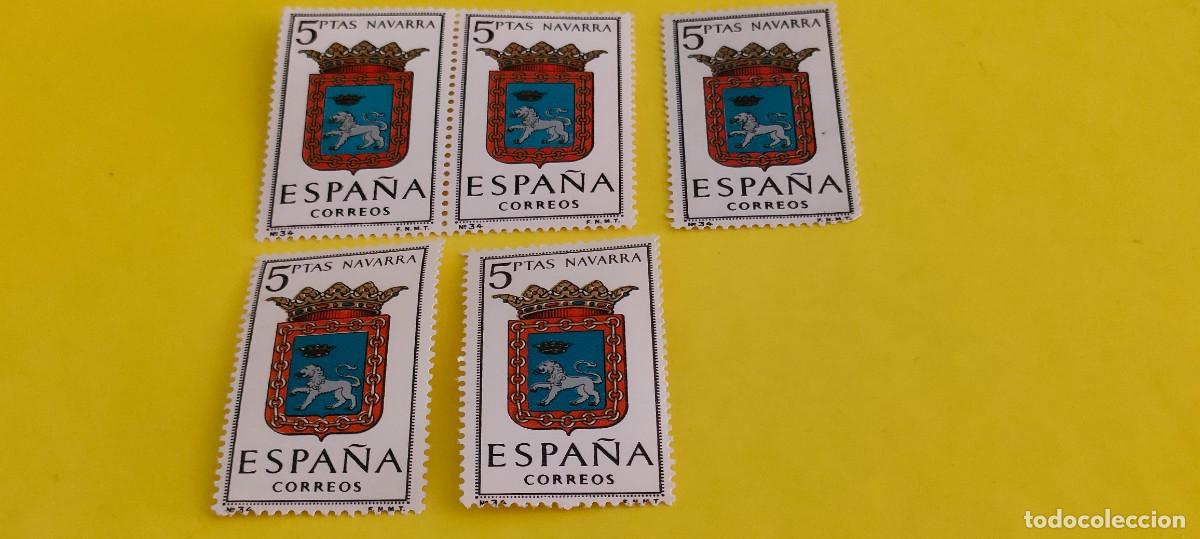 Sellos: Espa&ntilde;a 1964. Edifil 1560. Escudos capitales. Navarra. Nuevos. Bloque de 2. 3 sueltos