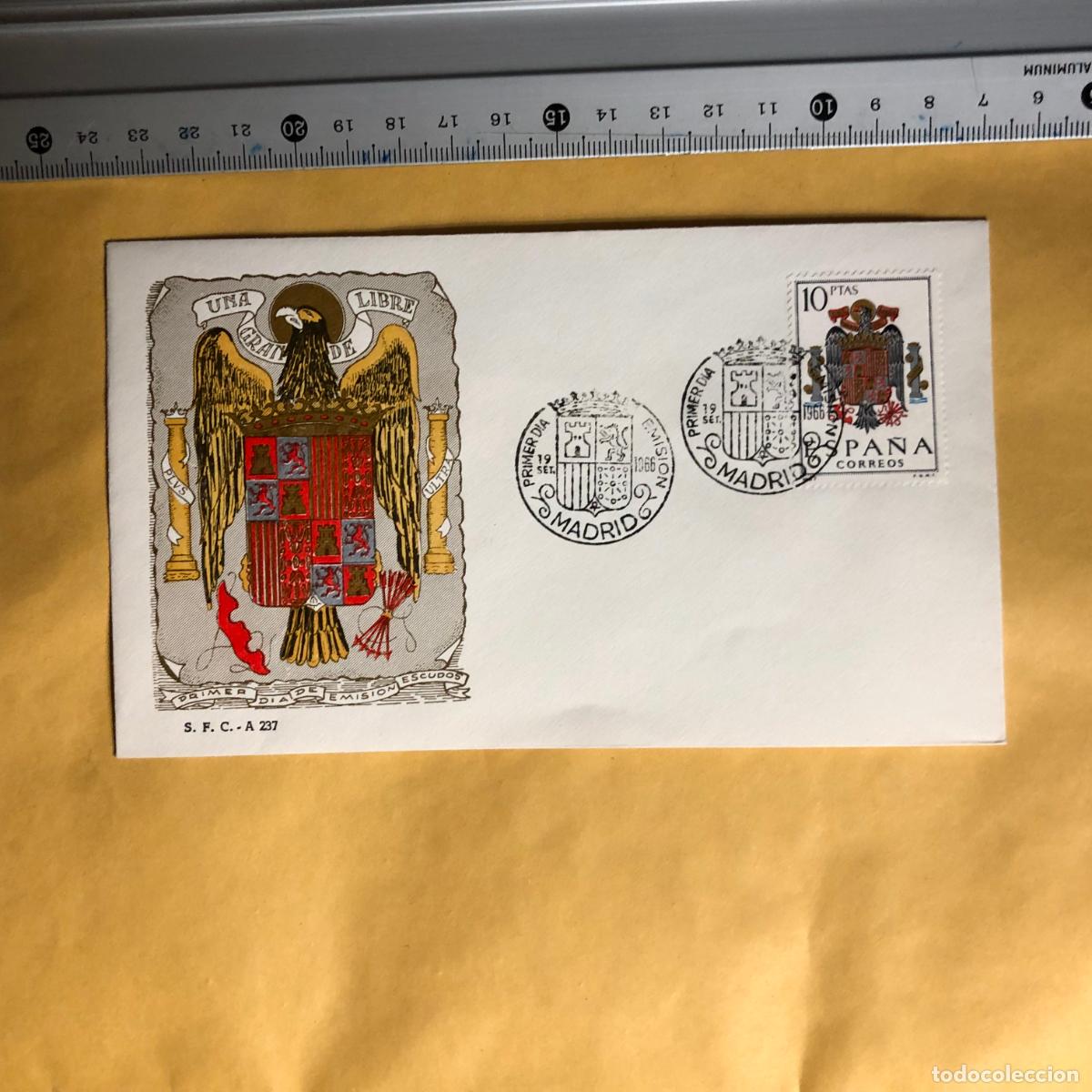 Sellos: SOBRE PRIMER DIA EMISI&Oacute;N ESCUDO NACIONAL - Foto 1