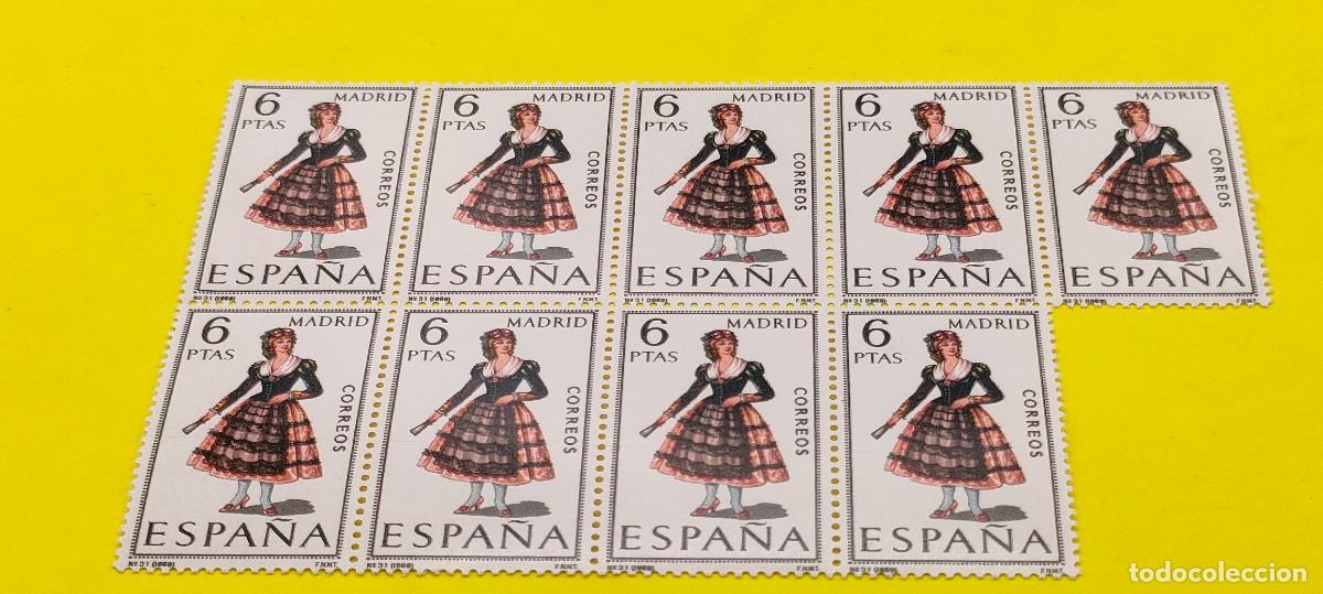Sellos: Espa&ntilde;a 1969. Edifil 1904. Trajes t&iacute;picos espa&ntilde;oles. Madrid. Nuevos. Bloque de 9