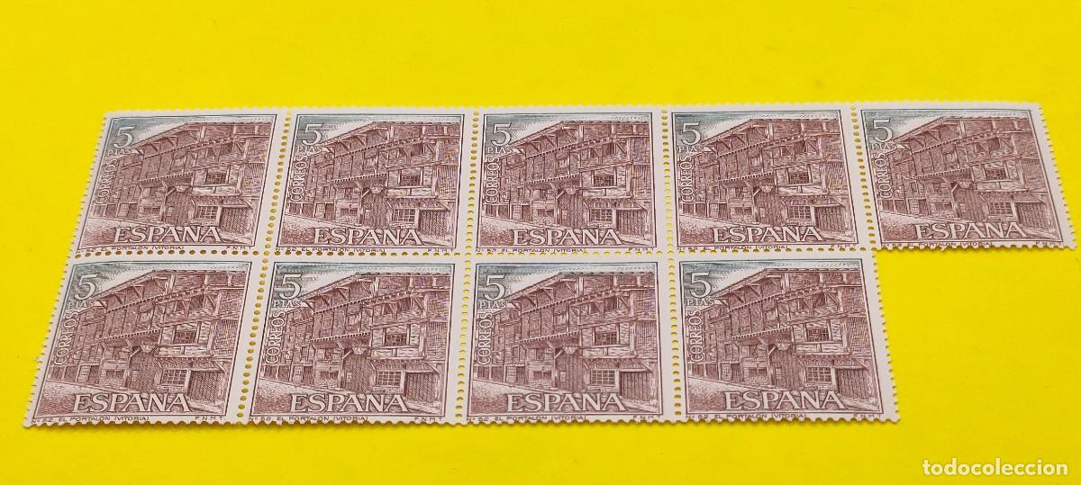 Sellos: Espa&ntilde;a 1970. Edifil 1987. Serie tur&iacute;stica. El Portal&oacute;n (Vitoria). Nuevos. Bloque de 9