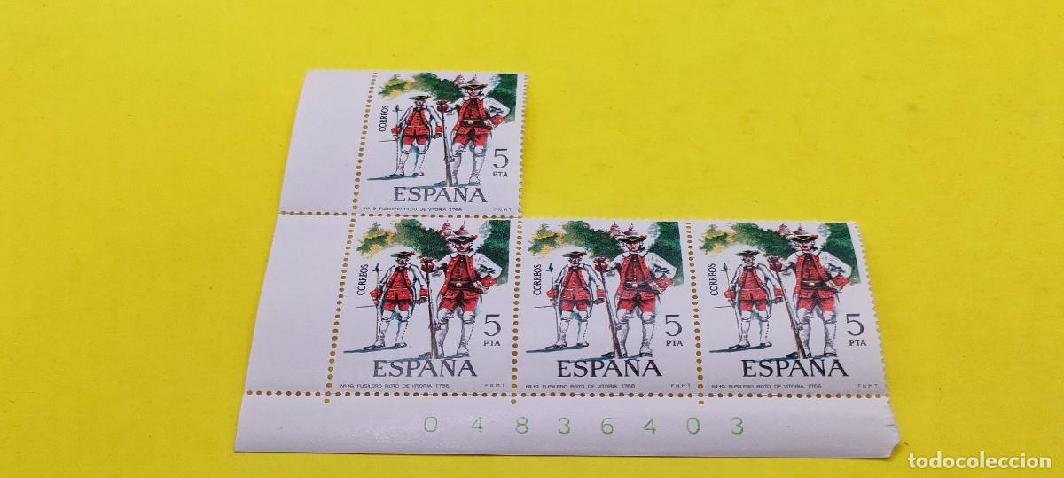 Sellos: Espa&ntilde;a 1975. Edifil 2239. Uniformes militares. Fusilero Regimiento de Vitoria. Nuevos. Bloque de 4