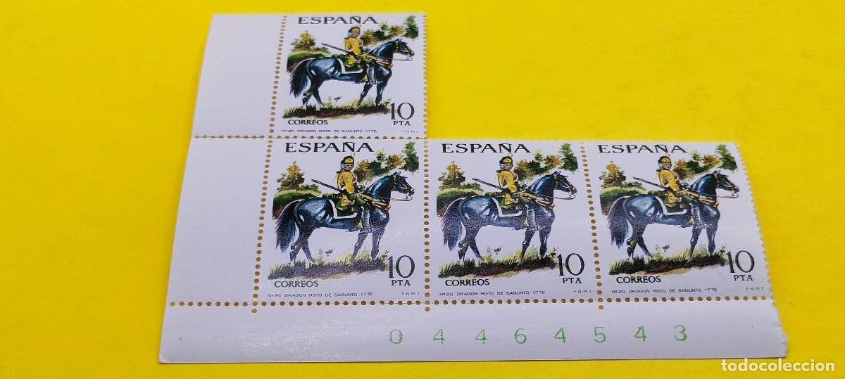 Sellos: Espa&ntilde;a 1975. Edifil 2240. Uniformes militares. Drag&oacute;n Regimiento de Sagunto. Nuevos. Bloque de 4
