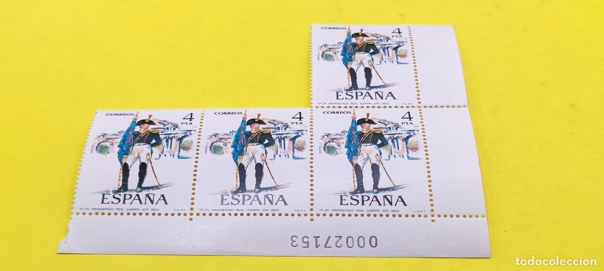 Sellos: Espa&ntilde;a 1975. Edifil 2280. Uniformes militares. Abanderado R. Cuerpo Artiller&iacute;a. Nuevos. Bloque de 4