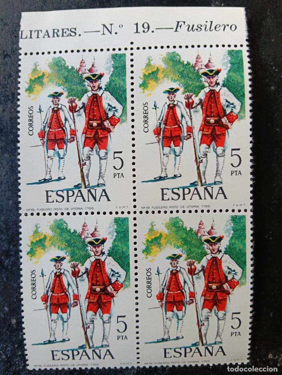 Sellos: Espa&ntilde;a 1975 - Edifil 2239 - Uniformes militares. Fusilero Regimiento de Vitoria. Nuevos. Bloque de 4