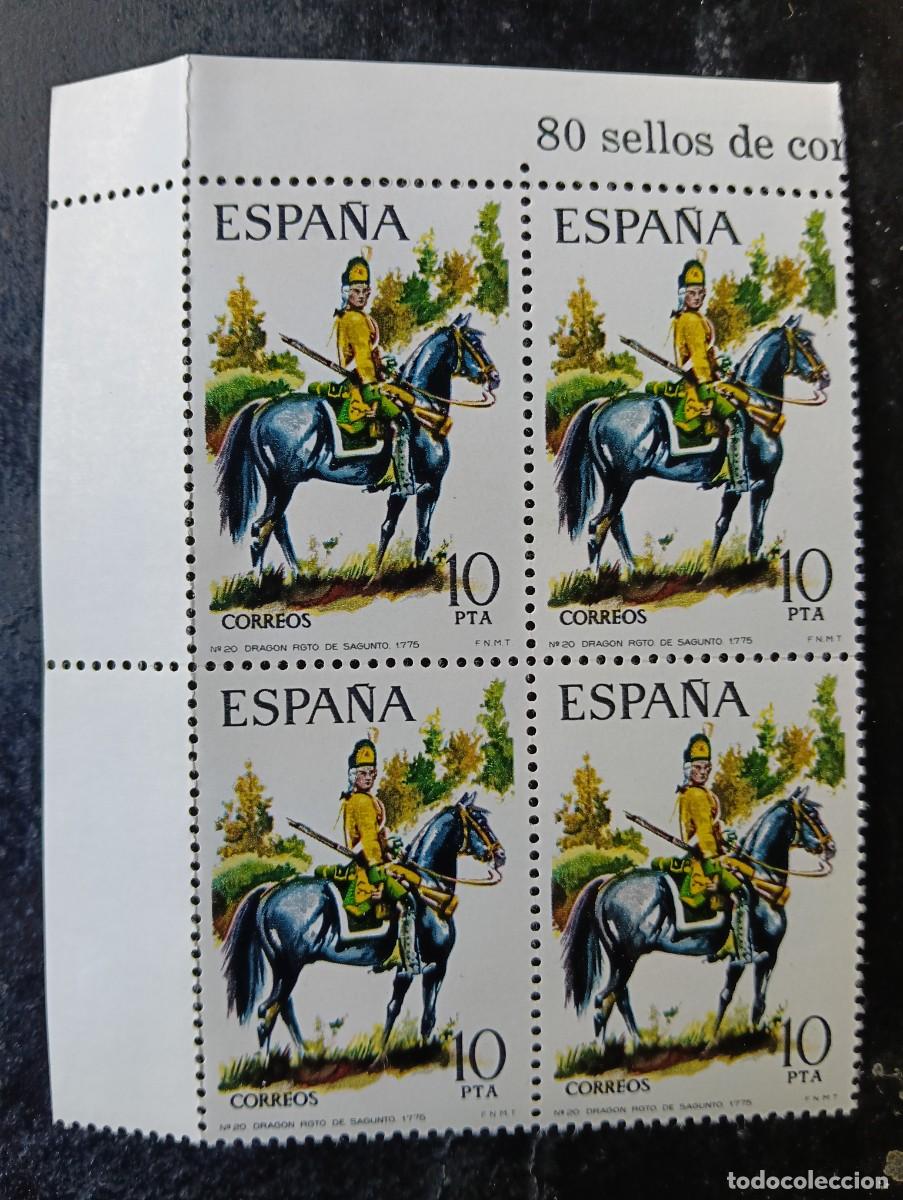 Sellos: Espa&ntilde;a 1975 - Edifil 2240 - Uniformes militares. Drag&oacute;n Regimiento de Sagunto. Nuevos. Bloque de 4