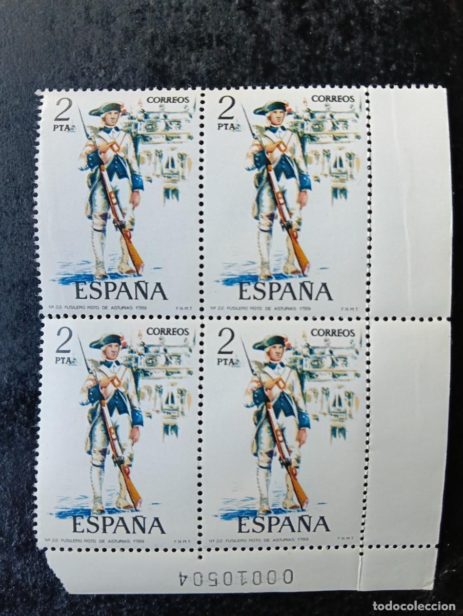 Sellos: Espa&ntilde;a 1975 - Edifil 2278 Uniformes militares. Fusilero Regimiento de Asturias. Nuevos. Bloque de 4