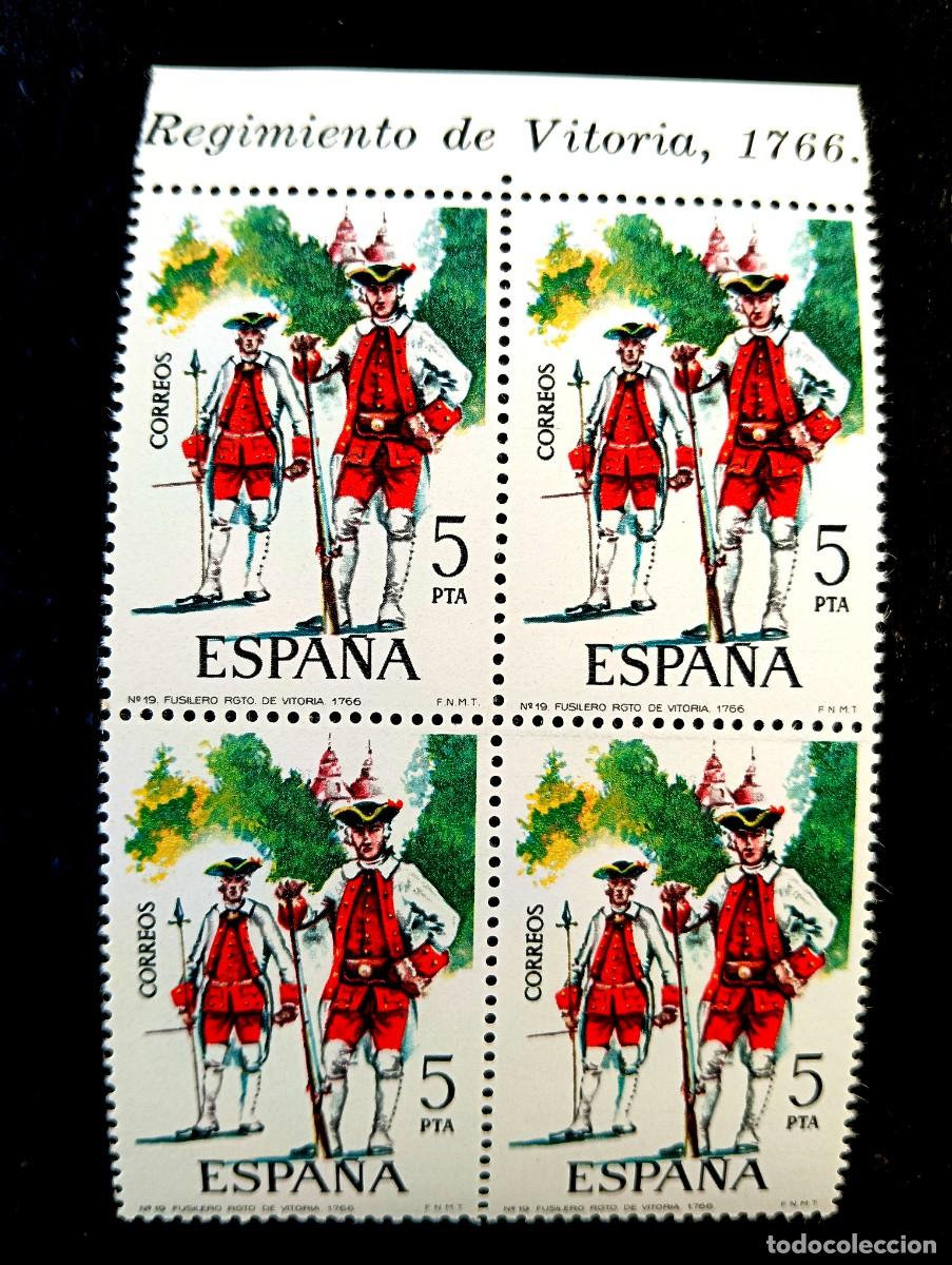Sellos: Espa&ntilde;a 1975 - Edifil 2239 - Uniformes militares. Fusilero Regimiento de Vitoria. Nuevos. Bloque de 4